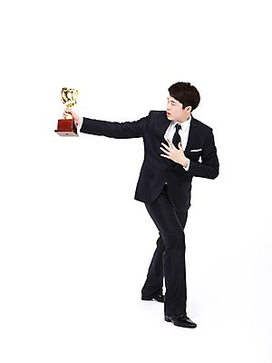 포토 JPG 스튜디오촬영 전신 남자 포즈 비즈니스 모션 성공 실내 힙합 한명 들기 누끼 사람 동양인 정장 20대 성인 청춘 댄서 한국인 춤 비즈니스맨 브레이크 상 트로피 비보이 역동적 남자만 남자한명만 성인남자만 청년만 청년남자만 청년남자한명만 성인한명만 성인남자한명만 성인만 국내포토 직업 1 옷 음악 컨셉 문화예술 인종 청년 내부 직장인 상_우승 상패 파일형식