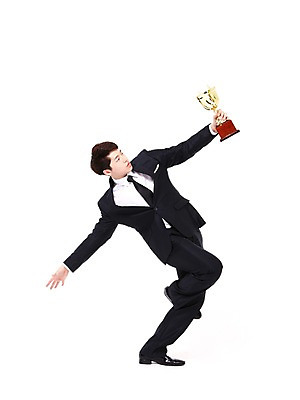 포토 JPG 스튜디오촬영 전신 남자 포즈 비즈니스 모션 성공 실내 힙합 한명 들기 누끼 사람 동양인 정장 20대 성인 청춘 댄서 한국인 춤 비즈니스맨 브레이크 상 트로피 비보이 역동적 남자만 남자한명만 성인남자만 청년만 청년남자만 청년남자한명만 성인한명만 성인남자한명만 성인만 국내포토 직업 1 옷 음악 컨셉 문화예술 인종 청년 내부 직장인 상_우승 상패 파일형식