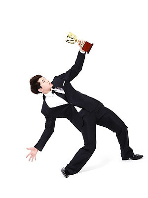 포토 JPG 스튜디오촬영 전신 남자 포즈 비즈니스 모션 성공 실내 힙합 한명 들기 누끼 사람 동양인 정장 20대 성인 청춘 댄서 한국인 춤 비즈니스맨 브레이크 상 트로피 비보이 역동적 남자만 남자한명만 성인남자만 청년만 청년남자만 청년남자한명만 성인한명만 성인남자한명만 성인만 국내포토 직업 1 옷 음악 컨셉 문화예술 인종 청년 내부 직장인 상_우승 상패 파일형식