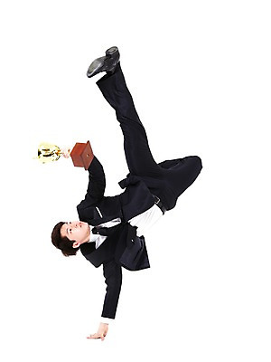 포토 JPG 스튜디오촬영 전신 남자 포즈 비즈니스 모션 성공 실내 힙합 한명 들기 누끼 사람 동양인 정장 20대 성인 청춘 댄서 한국인 춤 비즈니스맨 브레이크 상 트로피 비보이 역동적 남자만 남자한명만 성인남자만 청년만 청년남자만 청년남자한명만 성인한명만 성인남자한명만 성인만 국내포토 직업 1 옷 음악 컨셉 문화예술 인종 청년 내부 직장인 상_우승 상패 파일형식