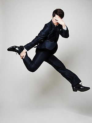 포토 JPG 스튜디오촬영 전신 남자 포즈 비즈니스 모션 실내 힙합 한명 사람 동양인 정장 손짓 20대 성인 청춘 점프 댄서 한국인 춤 비즈니스맨 브레이크 비보이 역동적 남자만 남자한명만 성인남자만 청년만 청년남자만 청년남자한명만 성인한명만 성인남자한명만 성인만 국내포토 직업 1 옷 음악 컨셉 문화예술 인종 청년 내부 직장인 파일형식