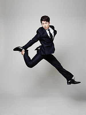 포토 JPG 스튜디오촬영 전신 남자 포즈 비즈니스 모션 실내 힙합 한명 사람 동양인 정장 손짓 20대 성인 청춘 점프 댄서 한국인 춤 비즈니스맨 브레이크 비보이 역동적 남자만 남자한명만 성인남자만 청년만 청년남자만 청년남자한명만 성인한명만 성인남자한명만 성인만 국내포토 직업 1 옷 음악 컨셉 문화예술 인종 청년 내부 직장인 파일형식