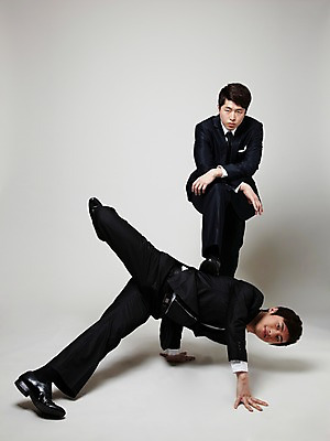 포토 JPG 스튜디오촬영 전신 남자 포즈 비즈니스 모션 실내 힙합 사람 동양인 정장 20대 성인 두명 청춘 댄서 한국인 춤 비즈니스맨 브레이크 비보이 역동적 남자만 성인남자만 청년만 청년남자만 성인만 국내포토 직업 옷 음악 컨셉 문화예술 인종 청년 내부 직장인 파일형식