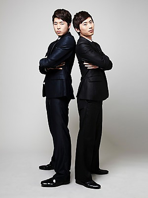 포토 JPG 스튜디오촬영 전신 남자 포즈 비즈니스 모션 실내 힙합 사람 동양인 정장 20대 성인 두명 청춘 팔짱 댄서 한국인 등맞대기 춤 비즈니스맨 브레이크 비보이 남자만 성인남자만 청년만 청년남자만 성인만 국내포토 직업 옷 음악 컨셉 문화예술 인종 청년 내부 직장인 파일형식