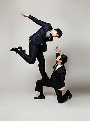 포토 JPG 스튜디오촬영 전신 남자 포즈 비즈니스 모션 실내 힙합 사람 동양인 정장 손짓 20대 성인 두명 청춘 댄서 한국인 춤 비즈니스맨 브레이크 비보이 역동적 남자만 성인남자만 청년만 청년남자만 성인만 국내포토 직업 옷 음악 컨셉 문화예술 인종 청년 내부 직장인 파일형식