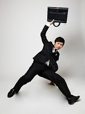 포토 JPG 스튜디오촬영 전신 남자 포즈 서류가방 가방 비즈니스 모션 실내 힙합 한명 들기 사람 동양인 정장 20대 성인 청춘 댄서 한국인 춤 비즈니스맨 브레이크 비보이 역동적 남자만 남자한명만 성인남자만 청년만 청년남자만 청년남자한명만 성인한명만 성인남자한명만 성인만 국내포토 직업 1 잡화 옷 음악 컨셉 문화예술 인종 청년 내부 직장인 파일형식