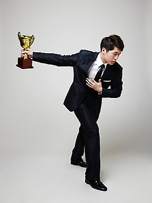 포토 JPG 스튜디오촬영 전신 남자 포즈 비즈니스 모션 성공 실내 힙합 한명 들기 사람 동양인 정장 손짓 20대 성인 청춘 댄서 한국인 춤 비즈니스맨 브레이크 상 트로피 비보이 역동적 남자만 남자한명만 성인남자만 청년만 청년남자만 청년남자한명만 성인한명만 성인남자한명만 성인만 국내포토 직업 1 옷 음악 컨셉 문화예술 인종 청년 내부 직장인 상_우승 상패 파일형식