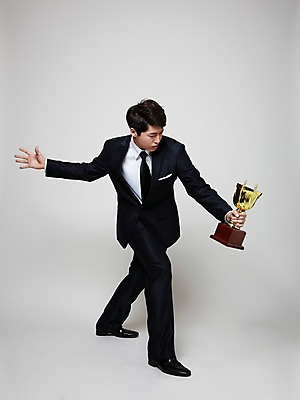 포토 JPG 스튜디오촬영 전신 남자 포즈 비즈니스 모션 성공 실내 힙합 한명 들기 사람 동양인 정장 손짓 20대 성인 청춘 댄서 한국인 춤 비즈니스맨 브레이크 상 트로피 비보이 역동적 남자만 남자한명만 성인남자만 청년만 청년남자만 청년남자한명만 성인한명만 성인남자한명만 성인만 국내포토 직업 1 옷 음악 컨셉 문화예술 인종 청년 내부 직장인 상_우승 상패 파일형식