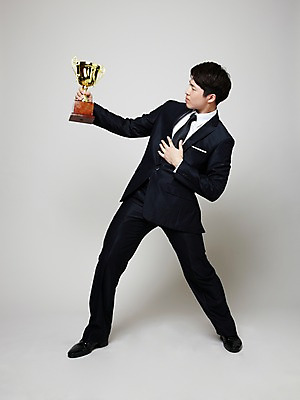 포토 JPG 스튜디오촬영 전신 남자 포즈 비즈니스 모션 성공 실내 힙합 한명 들기 사람 동양인 정장 손짓 20대 성인 청춘 댄서 한국인 춤 비즈니스맨 브레이크 상 트로피 비보이 역동적 남자만 남자한명만 성인남자만 청년만 청년남자만 청년남자한명만 성인한명만 성인남자한명만 성인만 국내포토 직업 1 옷 음악 컨셉 문화예술 인종 청년 내부 직장인 상_우승 상패 파일형식