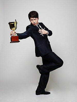 포토 JPG 스튜디오촬영 전신 남자 포즈 비즈니스 모션 성공 실내 힙합 한명 들기 사람 동양인 정장 손짓 20대 성인 청춘 댄서 한국인 춤 비즈니스맨 브레이크 상 트로피 비보이 역동적 남자만 남자한명만 성인남자만 청년만 청년남자만 청년남자한명만 성인한명만 성인남자한명만 성인만 국내포토 직업 1 옷 음악 컨셉 문화예술 인종 청년 내부 직장인 상_우승 상패 파일형식