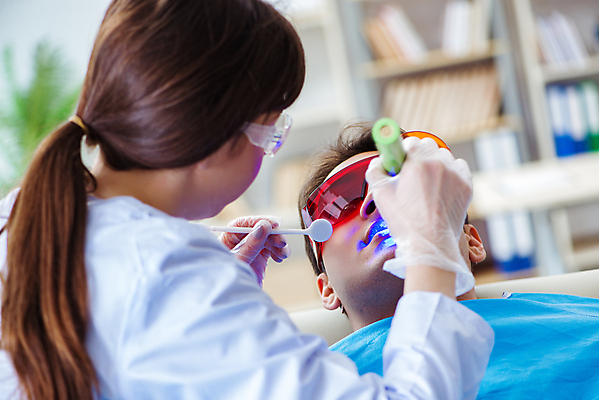 포토 JPG 해외이미지 여자 남자 의학 실내 치과 들기 상반신 성인 두명 앞모습 뒷모습 치과의사 보안경 치과진료 치아건강 성인만 구강검진 해외202105 해외포토 뷰포인트 모션 건강 병원 사람 내부 진료 검진 의사 안전장비 파일형식