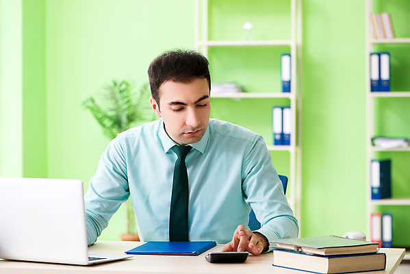 포토 JPG 해외이미지 직업 남자 생각 인터넷 비즈니스 사업가 노동자 직장 노트북 컴퓨터 사무실 판매 계산기 정보 업무 작업 비즈니스맨 센터 계산 종업원 중개인 책상 서비스 검색 보고서 컨설턴트 상담 경영자 바쁨 텔레마케팅 온라인 회계 경영 마케팅 배려 지원 회계사 대리인 해외202105 해외포토 가구 회사 문구용품 사람 경제 전자제품 장비 직장인 전문직 서비스업 리더 파일형식