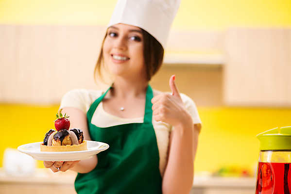 포토 JPG 해외이미지 여자 디저트 실내 한명 상반신 성인 앞모습 손내밀기 제빵 요리중 따봉 성인여자한명만 해외202105 해외포토 1 음식 뷰포인트 모션 사람 손짓 내부 제과제빵 최고 여자한명만 성인여자만 파일형식