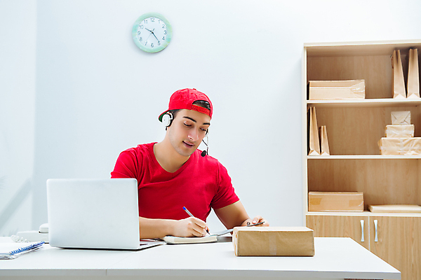 포토 JPG 해외이미지 직업 크리스마스 인터넷 비즈니스 포장 노동자 대화 사람없음 스마트폰 컴퓨터 상자 사무실 헤드폰 듣기 화물 기록 업무 센터 배달원 편지 우체부 전화기 고객 배송 창고 서비스 경영자 텔레마케팅 부름 패키지 수납 질서 온라인 분배 해외202105 해외포토 기념일 음향기기 모션 말하기 전자제품 핸드폰 스마트기기 운송업 예절 작업 서비스업 리더 파일형식