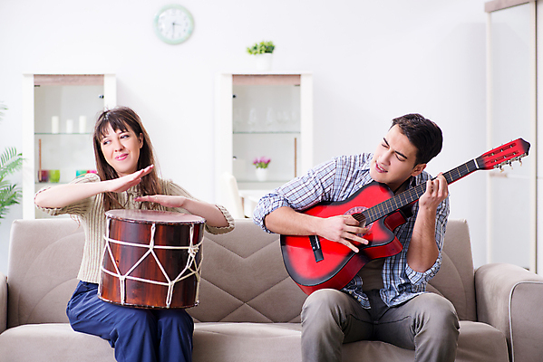 포토 JPG 해외이미지 커플 행복 줄 음악 노래 가족 놀이 남편 휴식 타악기 주택 미술 취미 사람없음 파티 콘서트 공연 연주자 음악가 방 댄서 무대 기구 기타 춤 악단 아내 흥분 디스코 드럼 연예인 리듬 뮤지컬 실행 생존 해외202105 해외포토 직업 감정 악기 컨셉 관계 현악기 문화예술 이벤트 건물 파일형식