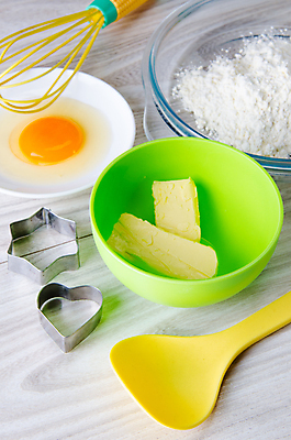 포토 JPG 해외이미지 그릇 별 재료 실내 틀 사람없음 하트 밀가루 제빵 거품기 주걱 요리중 버터 날계란 나무배경 해외202105 해외포토 자연요소 모양 식기 백그라운드 모션 주방용품 내부 제과제빵 계란 가루 파일형식