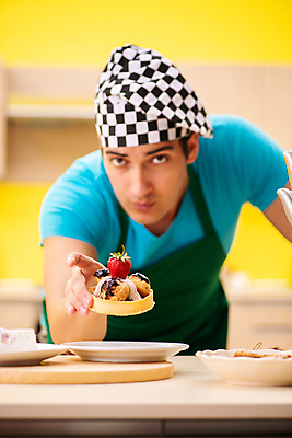 포토 JPG 해외이미지 응시 남자 디저트 실내 한명 들기 상반신 성인 앞모습 손내밀기 제빵 요리중 제빵사 성인남자한명만 해외202105 해외포토 직업 1 시선 음식 뷰포인트 모션 사람 손짓 내부 제과제빵 남자한명만 성인남자만 파일형식