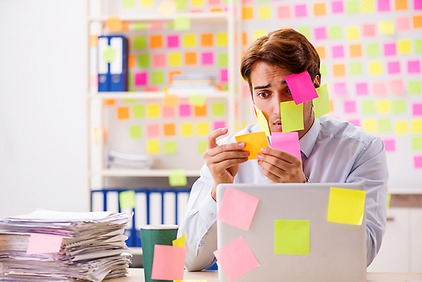 포토 JPG 해외이미지 응시 남자 컨셉 비즈니스 직장 피곤 한명 정장 상반신 성인 노트북 컴퓨터 사무실 쪽지 업무 작업 비즈니스맨 좌절 가득함 포스트잇 바쁨 업무과다 서류더미 성인남자한명만 해외202105 해외포토 1 시선 옷 감정 회사 사람 전자제품 메모지 직장인 문서 남자한명만 성인남자만 파일형식 더미