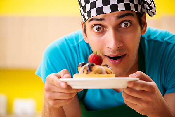 포토 JPG 해외이미지 남자 실내 한명 웃음 들기 상반신 성인 앞모습 놀람 제빵 요리중 제빵사 성인남자한명만 해외202105 해외포토 직업 1 감정 뷰포인트 모션 표정 사람 내부 제과제빵 남자한명만 성인남자만 파일형식