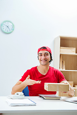 포토 JPG 해외이미지 직업 크리스마스 인터넷 비즈니스 포장 노동자 대화 미소 사람없음 스마트폰 컴퓨터 상자 사무실 헤드폰 화물 업무 센터 배달원 편지 우체부 전화기 고객 창고 서비스 경영자 텔레마케팅 부름 패키지 수납 질서 온라인 분배 해외202105 해외포토 기념일 음향기기 모션 표정 말하기 전자제품 핸드폰 스마트기기 운송업 예절 작업 서비스업 리더 파일형식