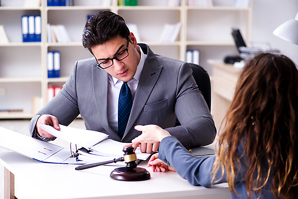 포토 JPG 해외이미지 종이 비즈니스 협상 설명 사람없음 사무실 거래 비즈니스맨 비즈니스우먼 상담원 망치 고객 계약 컨설턴트 상담 법 의사봉 재판 법관 공정 판결 변호사 말다툼 법정 불평 이혼 조언 주장 해외202105 카운슬러 해외포토 직업 여자 남자 모션 공구 직장인 사무원 전문직 법률가 싸움 파일형식