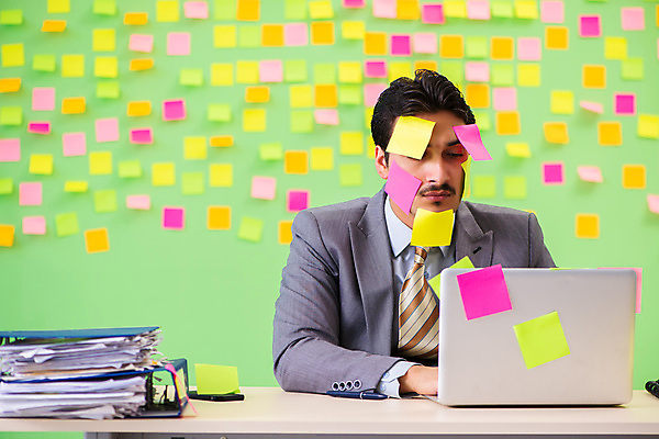 포토 JPG 해외이미지 남자 컨셉 회사 비즈니스 스트레스 직장 피곤 한명 정장 상반신 성인 노트북 컴퓨터 사무실 쪽지 업무 작업 비즈니스맨 가득함 포스트잇 바쁨 성인남자한명만 해외202105 해외포토 1 옷 사람 전자제품 메모지 직장인 남자한명만 성인남자만 파일형식
