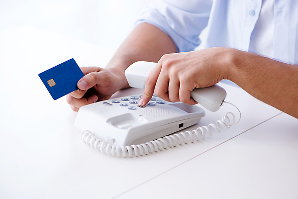 포토 JPG 해외이미지 손 크리스마스 돈 인터넷 비즈니스 모바일 주택 선물 사람없음 금융 스마트폰 쇼핑 컴퓨터 세일 상점 잡기 비즈니스맨 신용카드 시장 구매 플라스틱 전화기 고객 상업 전자 결제 텔레마케팅 질서 나눔 소매 온라인 전자상거래 해외202105 해외포토 기념일 남자 모션 재질 건물 신체부위 경제 전자제품 핸드폰 스마트기기 예절 직장인 재산 서비스업 파일형식