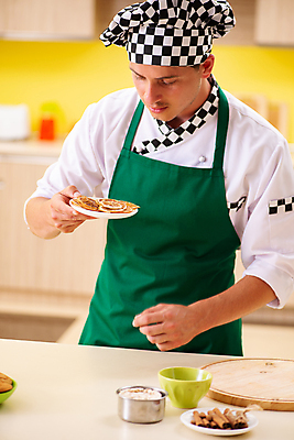 포토 JPG 해외이미지 응시 남자 디저트 실내 한명 들기 상반신 성인 앞모습 옆모습 관찰 제빵 요리중 제빵사 성인남자한명만 해외202105 해외포토 직업 1 시선 음식 뷰포인트 모션 사람 내부 제과제빵 남자한명만 성인남자만 파일형식