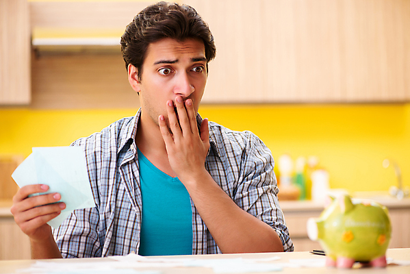 포토 JPG 해외이미지 종이 돈 가족 남편 설계 스트레스 주택 피곤 사람없음 금융 경제 주방 저축 돼지저금통 절약 계산 좌절 은퇴 문제 회계 보험 계산서 파산 대출 빚 세금 연금 예산 위기 적자 회계사 해외202105 해외포토 직업 감정 컨셉 관계 건물 저금통 재산 파일형식