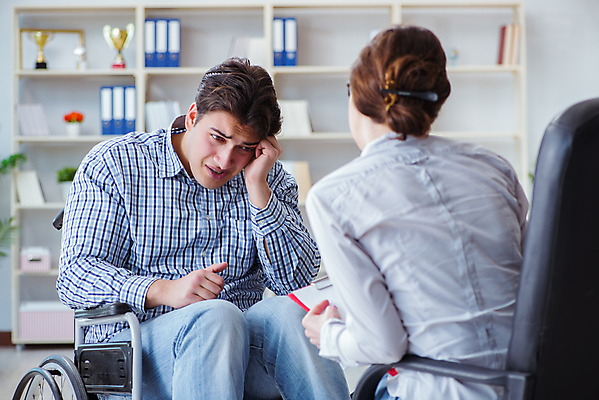 포토 JPG 해외이미지 의자 스트레스 대화 앉기 사람없음 약 듣기 모임 환자 의사 슬픔 바퀴 좌절 장애인 휠체어 방문 문제 테라피 장애 우울증 정신과 정신과의사 조언 치유 해외202105 카운슬러 해외포토 감정 가구 컨셉 의학 모션 병원 말하기 뷰티 의료진 질병 상담원 파일형식