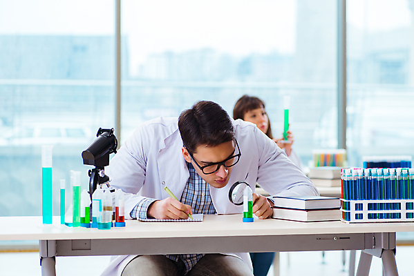 포토 JPG 해외이미지 학생 교육 과학 2 교실 유리 돋보기 건강 현미경 실험 사람없음 약 의사 기록 액체 실험실 확대 DNA 생명공학 연구원 강의 과학자 분석 보고서 대학교 생물학 미생물 튜브 발견 조제 화학물질 화학자 해외202105 해외포토 직업 컨셉 의학 학교 재질 생물 실험기구 의료진 화학 만들기 학자 파일형식