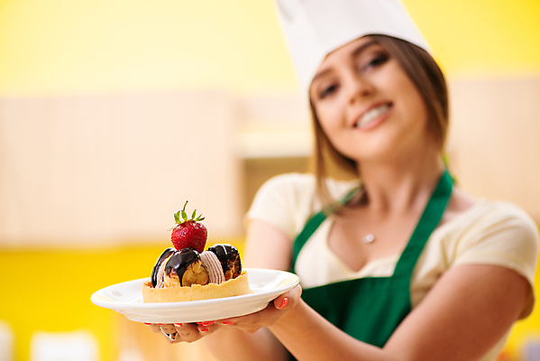 포토 JPG 해외이미지 여자 디저트 실내 한명 들기 상반신 성인 앞모습 손내밀기 제빵 요리중 성인여자한명만 해외202105 해외포토 1 음식 뷰포인트 모션 사람 손짓 내부 제과제빵 여자한명만 성인여자만 파일형식