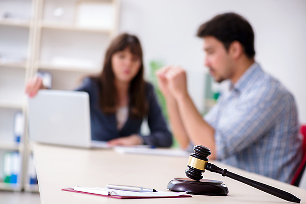 포토 JPG 해외이미지 비즈니스 결혼식 남편 사람없음 노트북 컴퓨터 사무실 아내 비즈니스맨 비즈니스우먼 방어 상담원 망치 고객 계약 컨설턴트 상담 법 의사봉 재판 법관 공정 판결 온라인 변호사 법정 불평 이혼 조언 주장 해외202105 해외포토 직업 여자 남자 결혼 어류 전자제품 공구 직장인 사무원 전문직 법률가 파일형식