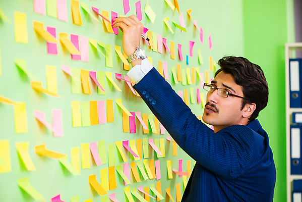 포토 JPG 해외이미지 응시 남자 벽 컨셉 비즈니스 사업가 스트레스 직장 한명 상반신 성인 사무실 쪽지 잡기 업무 작업 비즈니스맨 가득함 포스트잇 바쁨 손뻗기 항목 성인남자한명만 해외202105 해외포토 직업 1 시선 회사 모션 사람 메모지 직장인 남자한명만 성인남자만 파일형식