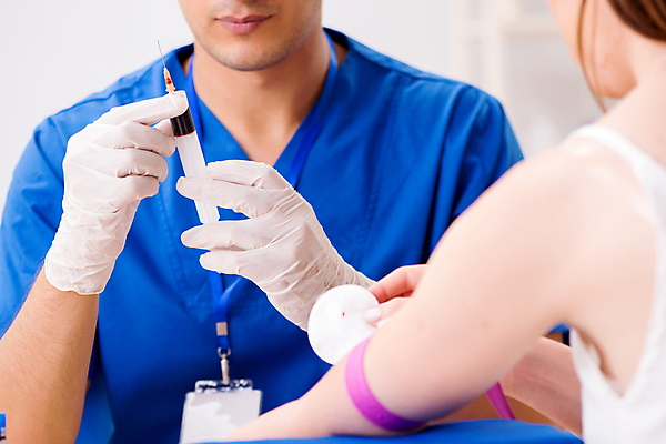 포토 JPG 해외이미지 여자 남자 의학 실내 병원 주사기 들기 상반신 성인 두명 앞모습 뒷모습 의사 혈액 거즈 혈액검사 혈액채취 성인만 해외202105 해외포토 뷰포인트 의료기기 모션 사람 내부 의료진 검사_조사 파일형식