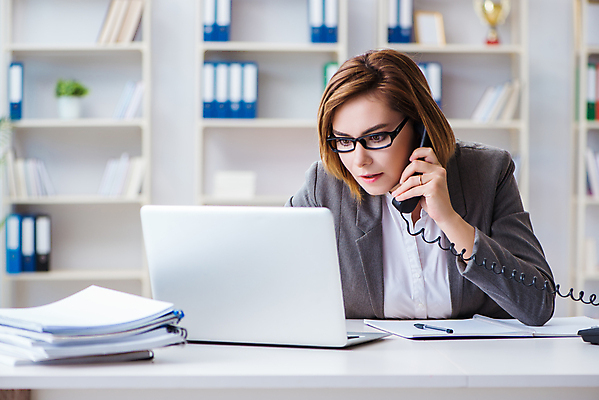 포토 JPG 해외이미지 직업 응시 여자 비즈니스 통신 노동자 직장 대화 앉기 금융 노트북 스마트폰 컴퓨터 사무실 공책 외침 듣기 관찰 업무 작업 비즈니스우먼 센터 종업원 전화기 고객 책상 확인 서비스 검색 상담 경영자 투자 텔레마케팅 부름 비서 온라인 경영 지원 헬프 회계사 대리인 해외202105 해외포토 시선 가구 회사 모션 문구용품 말하기 사람 경제 전자제품 핸드폰 스마트기기 소리 도움 직장인 서비스업 리더 파일형식