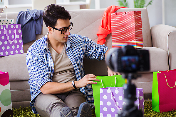 포토 JPG 해외이미지 모델 라이프스타일 옷 크리스마스 인터넷 가방 비즈니스 선물 사람없음 쇼핑 유행 세일 카메라 촬영 흐름 직물 구매 디자이너 방송 텔레마케팅 소매 온라인 동영상 전자상거래 블로거 블로그 쇼퍼홀릭 스타일 해외202105 해외포토 직업 잡화 기념일 컨셉 생활 전자제품 서비스업 파일형식