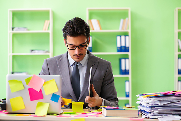 포토 JPG 해외이미지 응시 남자 컨셉 회사 비즈니스 직장 한명 정장 상반신 성인 노트북 컴퓨터 사무실 쪽지 업무 작업 비즈니스맨 가득함 포스트잇 바쁨 성인남자한명만 해외202105 해외포토 1 시선 옷 사람 전자제품 메모지 직장인 남자한명만 성인남자만 파일형식