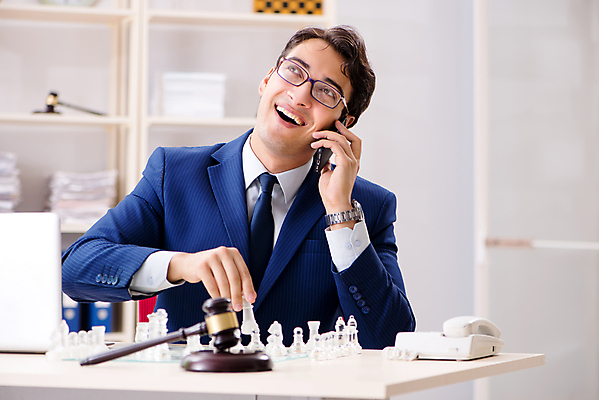 포토 JPG 해외이미지 생각 비즈니스 놀이 모바일 말하기 대화 사람없음 스마트폰 핸드폰 사무실 게임 우승 비즈니스맨 체스 계획 상담원 망치 법 체스판 의사봉 재판 전략 법관 공정 판결 법원 변호사 고발 법정 해외202105 카운슬러 해외포토 직업 남자 컨셉 모션 전자제품 스마트기기 공구 최고 직장인 사무원 법률가 파일형식