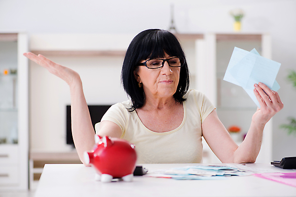 포토 JPG 해외이미지 종이 할머니 돈 가족 설계 사람없음 금융 경제 저축 돼지저금통 계산기 분노 절약 계산 좌절 은퇴 투자 문제 영수증 보여주기 보험 계산서 대출 빚 세금 연금 예산 옛날 적자 회계사 해외202105 해외포토 직업 여자 노년 감정 컨셉 비즈니스 관계 모션 문구용품 장비 저금통 재산 파일형식