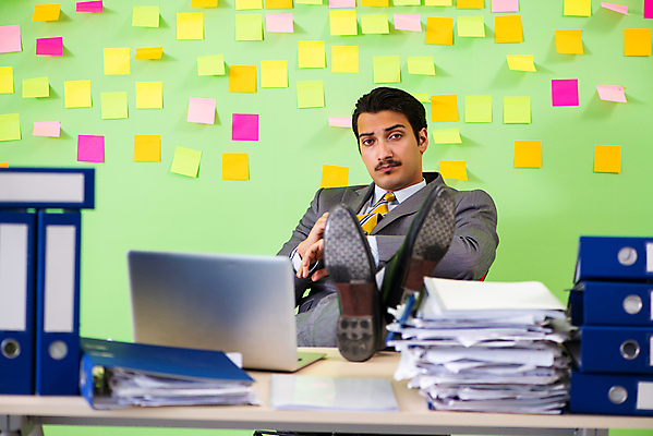 포토 JPG 해외이미지 전신 응시 남자 컨셉 비즈니스 스트레스 직장 한명 앉기 성인 노트북 사무실 쪽지 업무 비즈니스맨 가득함 포스트잇 바쁨 서류더미 파일폴더 성인남자한명만 해외202105 해외포토 1 시선 회사 모션 사람 전자제품 사무용품 메모지 작업 직장인 문서 남자한명만 성인남자만 파일형식 더미