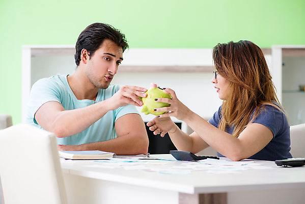 포토 JPG 해외이미지 커플 종이 결혼 돈 가족 남편 설계 사람없음 금융 경제 저축 돼지저금통 계산기 아내 절약 계산 좌절 은퇴 투자 문제 영수증 회계 보험 계산서 파산 대출 빚 세금 연금 예산 적자 비용 해외202105 해외포토 감정 컨셉 비즈니스 관계 문구용품 이벤트 장비 저금통 재산 파일형식