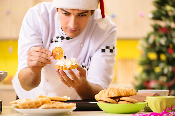포토 JPG 해외이미지 응시 남자 디저트 실내 한명 들기 상반신 성인 앞모습 집중 제빵 요리중 건과일 제빵사 성인남자한명만 해외202105 해외포토 직업 1 시선 음식 뷰포인트 컨셉 과일 모션 건조 사람 내부 제과제빵 남자한명만 성인남자만 파일형식