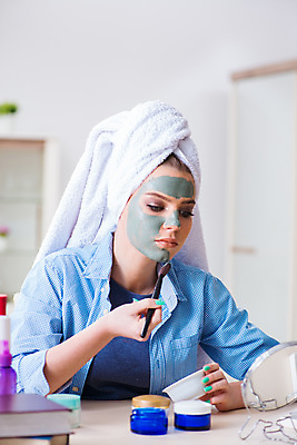 포토 JPG 해외이미지 여자 실내 한명 들기 상반신 성인 수건 붓 집중 피부관리 바르기 팩 성인여자한명만 해외포토 1 컨셉 모션 사람 내부 위생용품 뷰티 화장품 여자한명만 성인여자만 파일형식