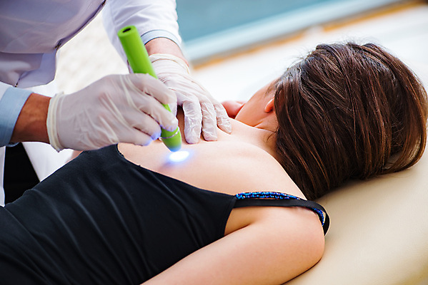 포토 JPG 해외이미지 여자 남자 의학 실내 병원 상반신 성인 두명 옆모습 뒷모습 눕기 광선 삭제 레이저수술 레이저치료 흉터 성인만 해외202105 해외포토 뷰포인트 모션 사람 내부 치료 상처 파일형식