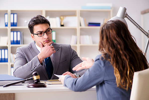 포토 JPG 해외이미지 종이 비즈니스 협상 설명 사람없음 사무실 거래 비즈니스맨 비즈니스우먼 상담원 망치 고객 계약 컨설턴트 상담 법 의사봉 재판 법관 공정 판결 변호사 배려 법정 불평 이혼 조언 주장 해외202105 카운슬러 해외포토 직업 여자 남자 모션 공구 직장인 사무원 전문직 법률가 파일형식