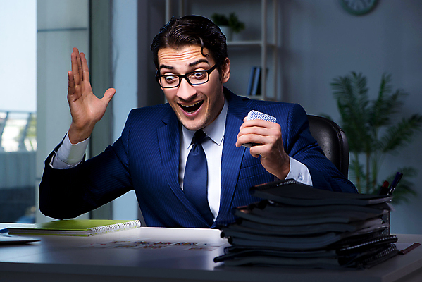 포토 JPG 해외이미지 직업 행복 컨셉 돈 인터넷 비즈니스 놀이 노동자 사람없음 컴퓨터 사무실 게임 잡기 우승 업무 비즈니스맨 신용카드 행운 도박 야간 저녁 위험 카지노 경영자 포커 문제 야근 온라인 중독 곤봉 비명 인내 가상 중독자 해외202105 해외포토 자연요소 남자 감정 스포츠용품 모션 금융 전자제품 최고 작업 직장인 트럼프 재산 리더 파일형식