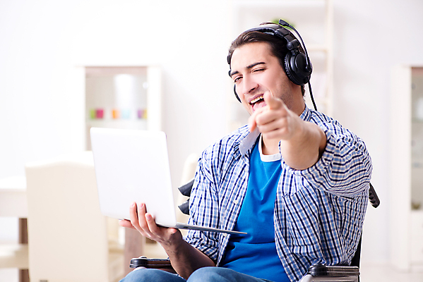 포토 JPG 해외이미지 행복 음악 이어폰 의자 노래 휴식 주택 건강 앉기 소년 취미 사람없음 노트북 컴퓨터 헤드폰 음악가 듣기 가수 가리킴 바퀴 장애인 휠체어 오디오 온라인 노래방 장애 뮤지컬 치유 플레이어 신청 해외202105 해외포토 직업 남자 감정 어린이 음향기기 가구 컨셉 모션 문화예술 손짓 건물 전자제품 파일형식