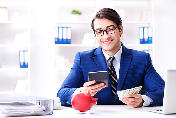 포토 JPG 해외이미지 직업 행복 돈 비즈니스 사업가 사람없음 금융 사무실 달러 흐름 저축 돼지저금통 계산기 돼지 비즈니스맨 절약 속임수 황금 은퇴 종업원 경영자 투자 낙하산 뇌물 빈털터리 월급 파산 보너스 부정부패 수입 예산 위기 회계사 해외202105 해외포토 남자 감정 컨셉 포유류 문구용품 경제 장비 저금통 직장인 재산 리더 파일형식