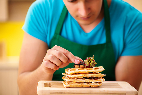 포토 JPG 해외이미지 남자 실내 한명 들기 상반신 성인 앞모습 제빵 요리중 와플 나무받침 음식데코레이션 제빵사 성인남자한명만 해외202105 해외포토 직업 1 뷰포인트 모션 디저트 사람 내부 목재 제과제빵 받침대 남자한명만 성인남자만 파일형식